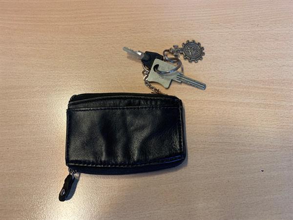 Schwarze Geldtasche mit Schlüssel(anhänger)